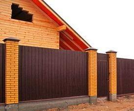 Из кирпича и профнастила - вариант 1