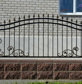 ЗАБОР С ЭЛЕМЕНТАМИ КОВКИ ЭКОНОМ