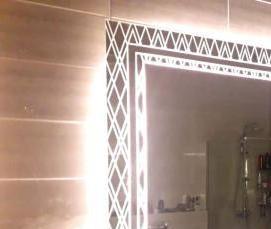 Зеркало для ванной с подсветкой и полками - вариант 4