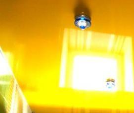 Желтые натяжные потолки - модель 2