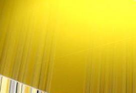 Желтый глянцевый натяжной потолок - модель 4