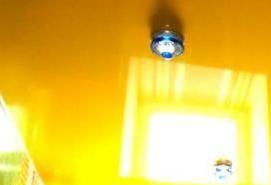 Желтый глянцевый натяжной потолок - модель 3
