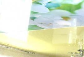 Желтый глянцевый натяжной потолок - модель 2