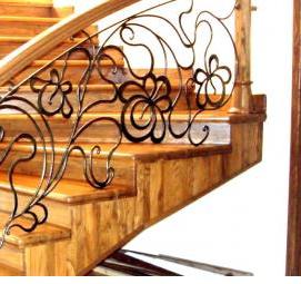 Деревянная лестница с кованными перилами Челябинск