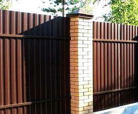 фасадный забор для загородного дома с монтажом Омск