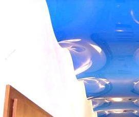 Голубой глянцевый натяжной потолок Самара