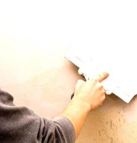Нанесение финишной шпаклевки на стены под обои - вариант 1