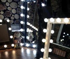 Напольное зеркало с подсветкой из лампочек - вариант 4