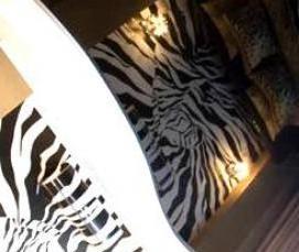 Натяжной потолок черный глянец - модель 4