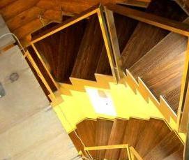 Ограждение лестницы в деревянном доме - модель 2