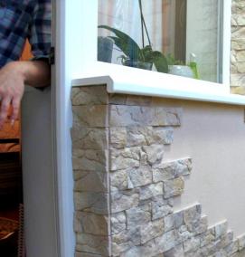 Отделка балкона гипсовым камнем - вариант 1