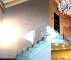 стеклянное ограждение деревянной лестницы - тип 1