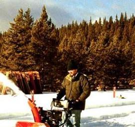 уборка снега снегоуборочной машиной Москва