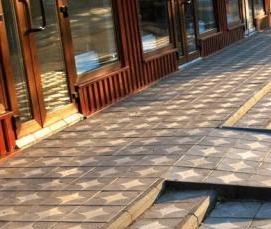укладка большой тротуарной плитки - вариант 3