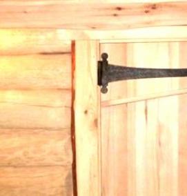 Входная дверь в баню из дерева - вариант 2