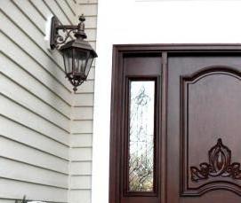 Входная дверь в деревянный дом уличная - вариант 4