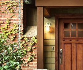 Входная дверь в деревянный дом уличная - вариант 3