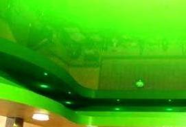 Зеленый глянцевый натяжной потолок Самара