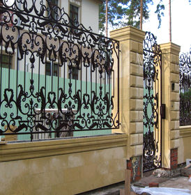 Ворота распашные металлические с калиткой: фото, монтаж