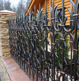Красивые кованые заборы для частного дома