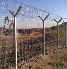 Забор с колючей проволокой: монтаж и особенности
